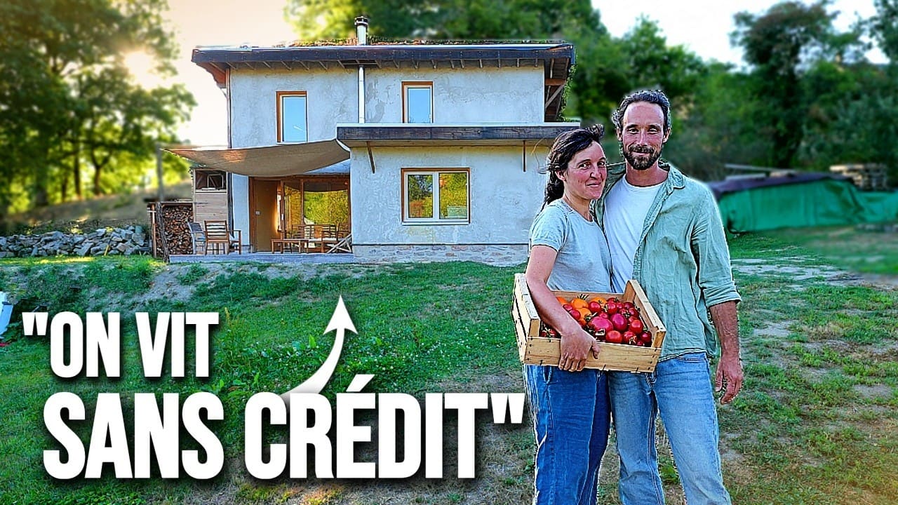 Maison en paille entièrement autonome et ses habitants