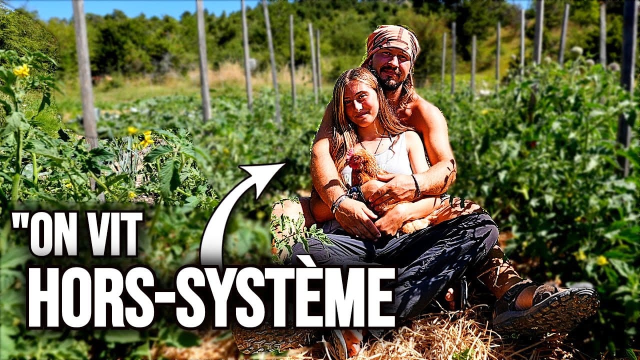 Couple devant leur lieu de vie autonome à la campagne